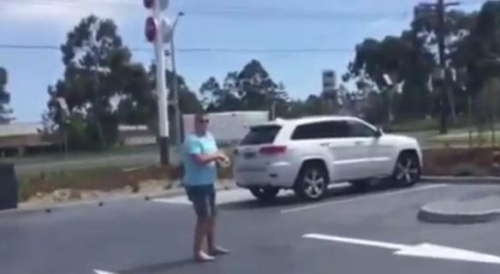 圖一：澳大利亞男子發(fā)飆的樣子被兩個兒子偷拍，并將視頻取名為“憤怒的老爹”上傳至網絡。