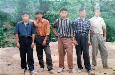 一次外出打工前，田仁信（中）與村里的伙伴合影。田仁信親屬供圖