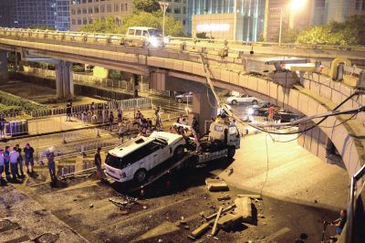 路虎車被扶正后，救援車將其拖離現(xiàn)場(chǎng)。