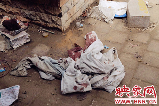 現(xiàn)場一張被單上沾滿血跡。