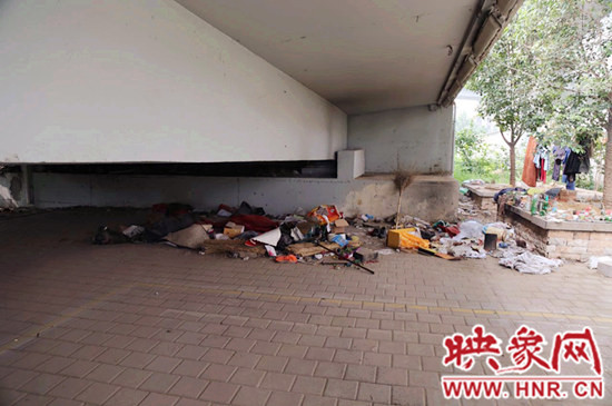 流浪漢在高架橋下居住，靠撿垃圾為生。