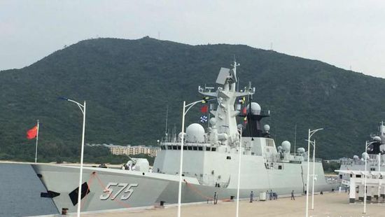 中國海軍艦艇編隊12日上午從三亞起航，參加“和平友誼-2015”中馬兩軍首次實兵聯(lián)演。