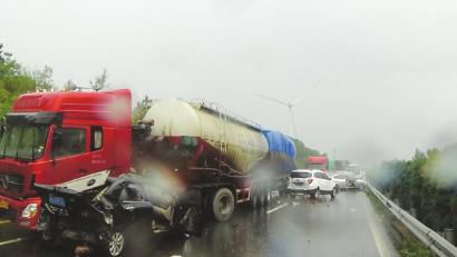 西攀高速公路追尾事故現(xiàn)場。