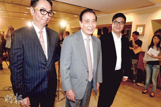 四叔李兆基（中）、長子李家杰（左）及次子李家誠