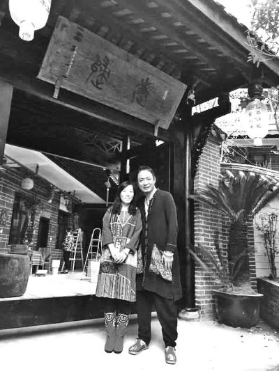 顧少強和丈夫在自己的客棧前合影,作為結(jié)婚照。照片由受訪者提供