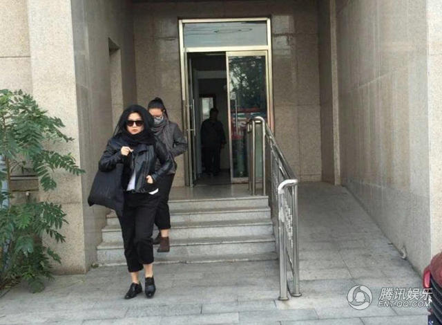 張鐵林“私生女”案開庭 承認(rèn)張?jiān)孪涤H生女兒 張鐵林“私生女”案開庭 承認(rèn)張?jiān)孪涤H生女兒