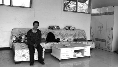 交完彩禮錢，牛志忠?guī)缀跎頍o分文，家里的沙發(fā)、茶幾、衣柜都是凌光輝買的。京華時報記者張恒攝