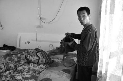 牛志忠翻看凌光輝留下的挎包。京華時報記者張恒攝