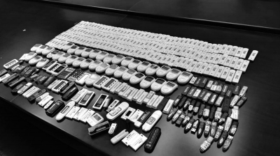 警方在行動(dòng)中繳獲的地下錢莊持有的銀行卡和手機(jī)、U盾等作案工具。