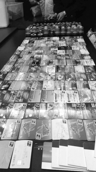 警方在行動(dòng)中繳獲的地下錢莊持有的銀行卡和手機(jī)、U盾等作案工具。