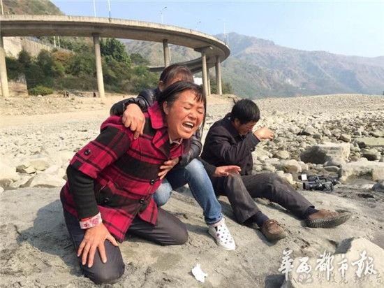 小伙跳江自殺 父母給不起撈尸錢(qián)遺體泡江中