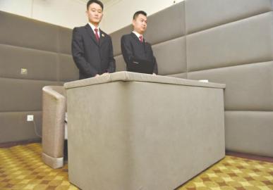 審訊室、居住室內的桌椅板凳都進行了軟包。