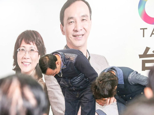 國民黨明天下午將召開臨時中常會，決定由誰擔任代理主席。圖為朱立倫與王如玄上午到競選總部，向支持自己競選的志工們一一致意，感謝他們的陪伴。圖片來源：臺灣《聯(lián)合報》