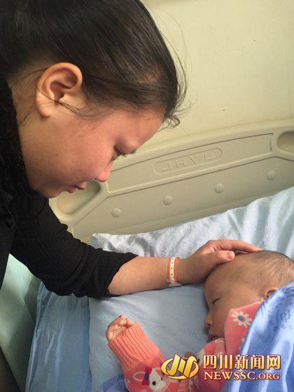 徐女士看著睡著的兒子，心里為手術(shù)費(fèi)發(fā)愁