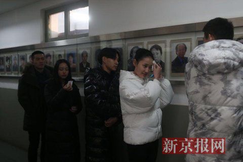 表演系考生考前正用紙巾卸妝。