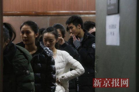 音樂劇系考生在備考區(qū)域等待考試。新京報(bào)記者 周崗峰 攝