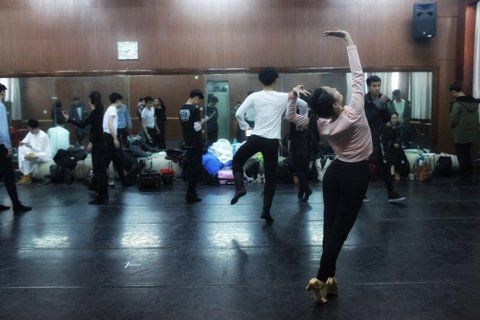 音樂劇系考生在備考區(qū)域等待考試。新京報(bào)記者 周崗峰 攝