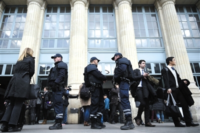 法國(guó)巴黎，警方加強(qiáng)安保工作。圖/CFP