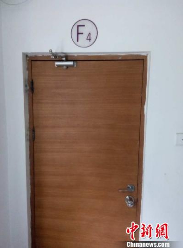 6日，事發(fā)樓層四層消防通道門被封死。呂春榮 攝