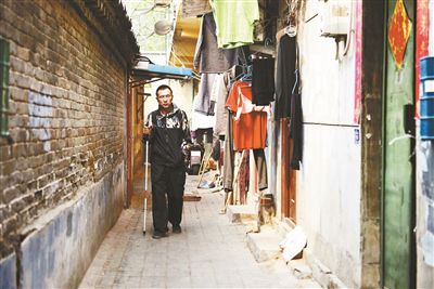 雖然曾被報道擁有兩套房產(chǎn)，李大鵬實際的租住地在一片棚戶區(qū)里