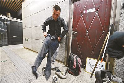 只有在賣藝時，李大鵬才會換上破舊的衣服