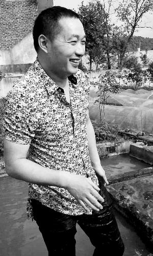 救出小孩上后，楊文利一身糞水。