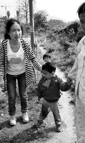 獲救小孩及其母親段曉霞。