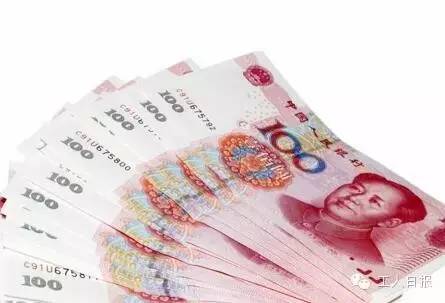 按照4月1日起上海執(zhí)行的月最低工資標準2190元計算，勞動者在5月1日當天加班，每天的加班工資至少有302元。如果3天都加班、不調(diào)休，加班工資至少有704元。