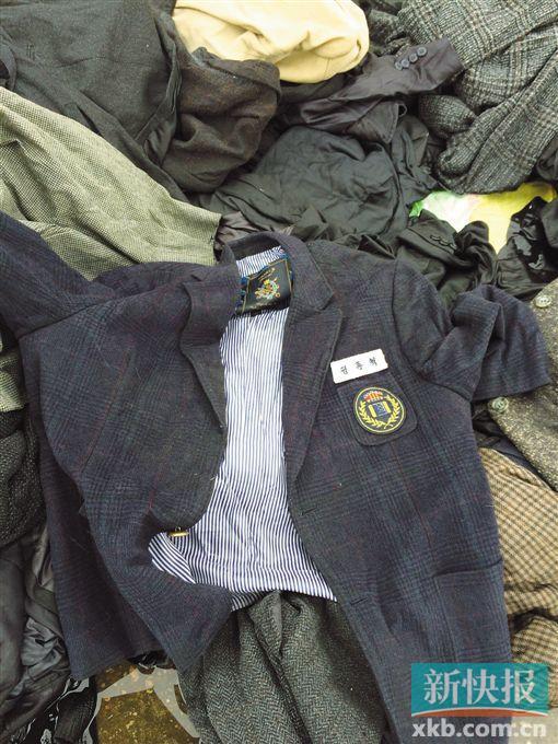 現(xiàn)場查獲的一件韓國校服。 鄭雁虹/攝