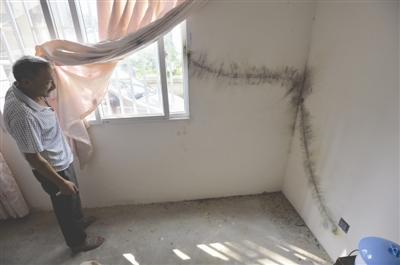 村民家中電視機(jī)的天線被閃電擊中，貼在墻上的線被燒毀