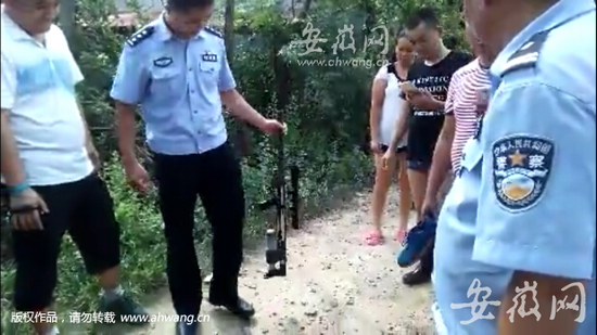 警方在案發(fā)地附近找到的槍支。