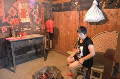 邱巧媚經(jīng)常一個(gè)人坐在屋里發(fā)呆。本版圖片京華時(shí)報(bào)記者 韓林君 攝