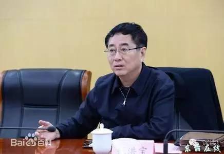 通報(bào)指出，張洪寶眼看著幾年前還不知名的個(gè)體老板搖身一變成為大企業(yè)家，心里既艷羨又發(fā)酸，滋生了“我為他們贏得了好的發(fā)展機(jī)遇，收些款物就權(quán)當(dāng)是對(duì)我這些年辛勤工作的一種補(bǔ)償”的念頭。于是他開始熱衷于與身邊的企業(yè)老板拉拉扯扯、勾肩搭背，剛開始只是幾頓飯、幾張卡，日積月累，越陷越深，不給錢不辦事，給了錢才辦事，在東麗人稱