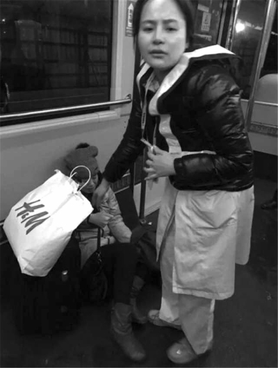 事發(fā)后，一名女乘客（左）受傷。