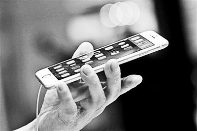 事實上，很多專業(yè)人士認為蘋果回到美國生產(chǎn)不切實際的真正原因在于美國缺乏足夠的產(chǎn)業(yè)工人和配套產(chǎn)業(yè)鏈。一家風險投資公司的合伙人就表示：“目前美國在消費電子產(chǎn)品領域已經(jīng)不具備供應鏈。這種供應鏈不僅僅指的是原材料和核心部件，而且還包括具有一定能力的熟練技術工人?！? complete=