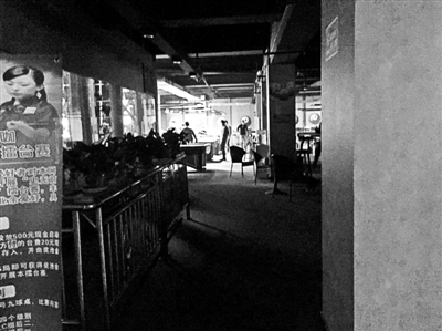 在關(guān)嶺縣，臺球廳成了輟學(xué)孩子消磨時(shí)光的最好去處 攝影/本報(bào)記者 楊寶璐