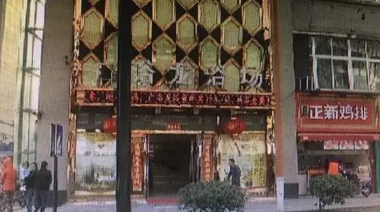 張阿姨說，附近柜臺一名工作人員，說什么也不讓她在這塊走廊哄孫女，幾句不和，雙方吵了起來。