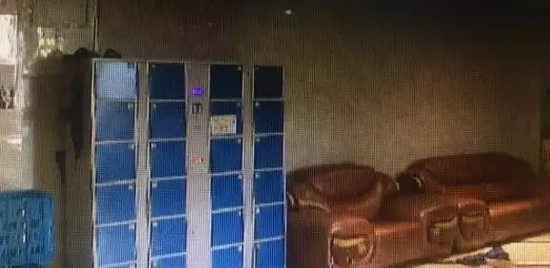 事后一家在浴場里燃放爆竹？