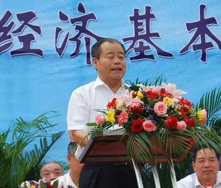 信發(fā)集團發(fā)展成為一家集發(fā)電、供熱、氧化鋁、電解鋁、碳素、燒堿、聚氯乙烯、電石、鋁深加工等產(chǎn)業(yè)于一體的現(xiàn)代化大型企業(yè)集團，位于山東聊城茌平縣。2016年10月，信發(fā)集團董事局主席張學信在接受山東商報采訪時表示，44年企業(yè)沒有一名員工離職。