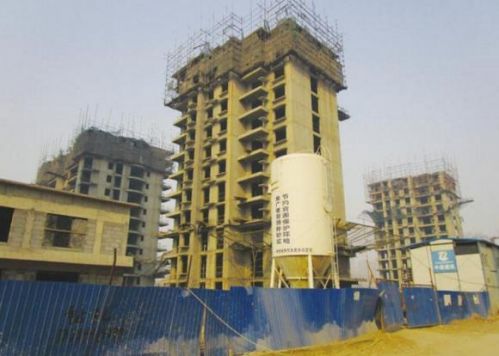 爛尾的現(xiàn)代國際汽貿(mào)城配套住宅項目。