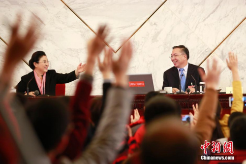 資料圖：2016年3月2日，全國政協(xié)十二屆四次會議新聞發(fā)布會在北京人民大會堂舉行，大會新聞發(fā)言人王國慶(右)回答中外記者提問。中新社記者 盛佳鵬 攝