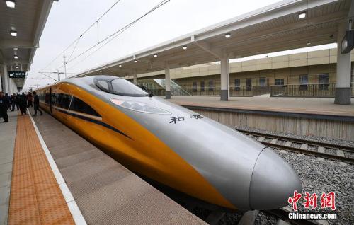 資料圖：2017年3月21日，新型CRH380AJ--0203動車組列車“黃醫(yī)生”從蘭州西車站高速場上線，開始檢測寶蘭客專蘭州西站至東岔站間334公里高鐵行車設(shè)備，寶蘭客專（蘭州局管段）聯(lián)調(diào)聯(lián)試正式啟動。楊艷敏 攝