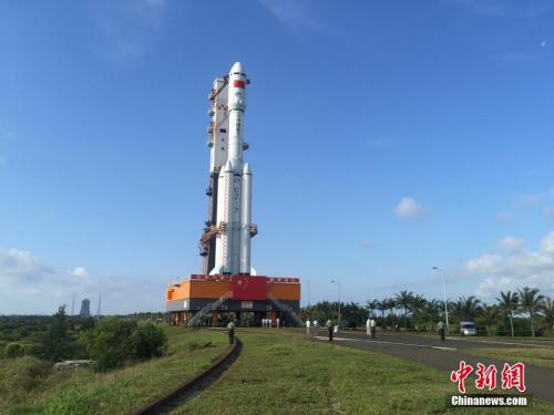 4月17日7時30分，承載著長征七號遙二運載火箭與天舟一號貨運飛船組合體的活動發(fā)射平臺，垂直轉運至發(fā)射區(qū)，標志著“天舟一號”飛行任務正式進入發(fā)射階段。閆寧 攝