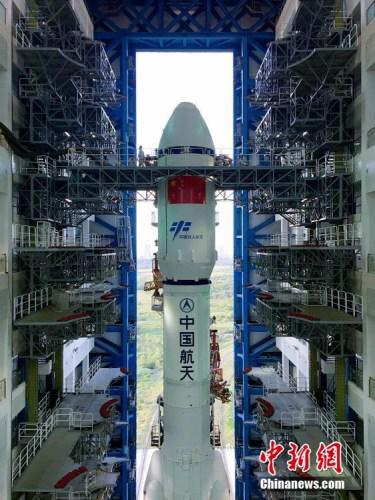 垂直轉運的順利完成，標志著“天舟一號”飛行任務正式進入發(fā)射階段。張文軍 攝