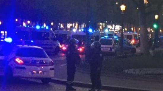 據(jù)英國廣播公司（BBC）消息，巴黎警方稱，巴黎中部發(fā)生槍擊事件，一名警察死亡，另一名受傷。