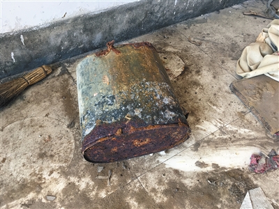村民參與治理滲坑時(shí)使用過(guò)的鐵桶，已經(jīng)被嚴(yán)重腐蝕。