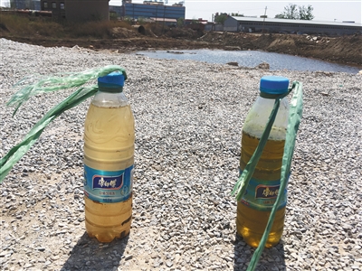 左側(cè)水樣取自化肥廠滲坑經(jīng)過(guò)治理的部分，顏色較淺；右側(cè)水樣取自同一滲坑未經(jīng)治理的部分，顏色更深。