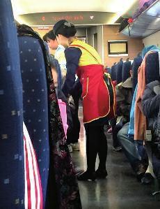 高鐵盒飯價格過高問題，近年來已成為社會熱點話題。高鐵盒飯價格緣何居高不下呢？究竟是盒飯企業(yè)壟斷化經(jīng)營，還是盒飯的成本高？這都需要高鐵相關(guān)部門公開透明，算出明細(xì)賬。