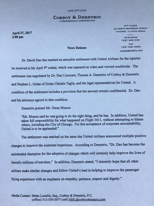 當(dāng)?shù)貢r(shí)間4月27日14點(diǎn)（北京時(shí)間28日凌晨3點(diǎn)），負(fù)責(zé)代理美聯(lián)航暴力拖拽乘客下飛機(jī)一案的律師德梅特里奧給包括央視記者在內(nèi)的媒體發(fā)來郵件，稱美聯(lián)航已與遭暴力拖拽下飛機(jī)的乘客David Dao達(dá)成和解協(xié)議。但作為條件之一，協(xié)議的具體內(nèi)容和涉及的金額保密。