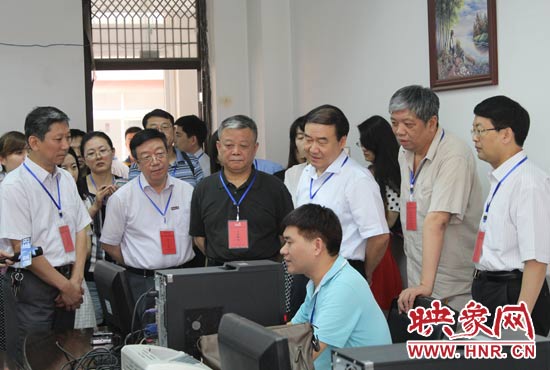 在評卷質(zhì)檢組,工作人員介紹說,今年有四級質(zhì)檢(即小組質(zhì)檢、題組質(zhì)檢、學(xué)科質(zhì)檢、省質(zhì)檢),確保嚴(yán)把質(zhì)量